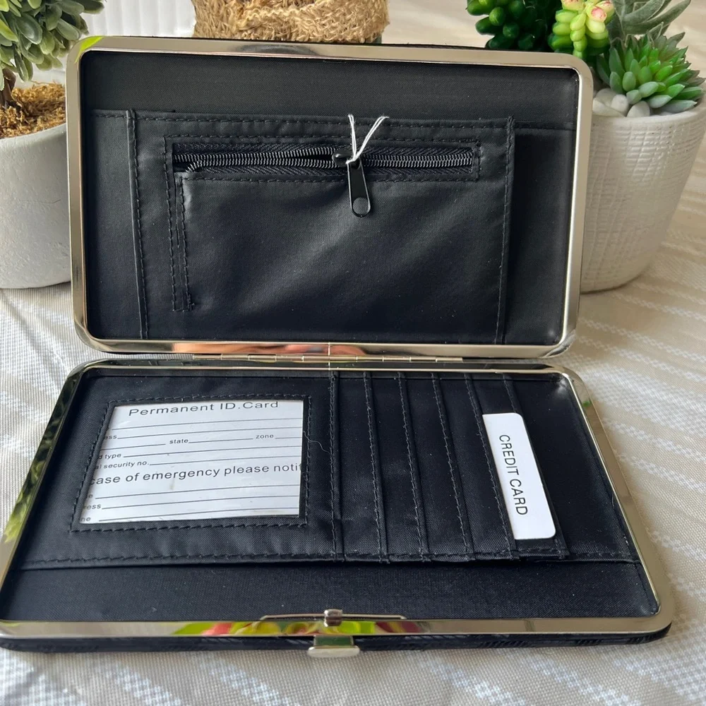 🌸4/$25 Black “G” snap wallet/clutch